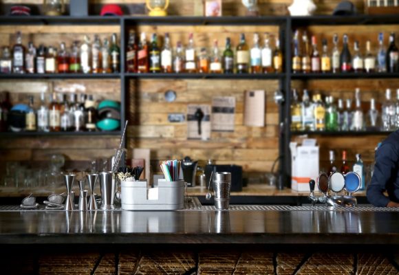Limited Bar vs. Cash Bar: Deciding What’s Right for Your Event